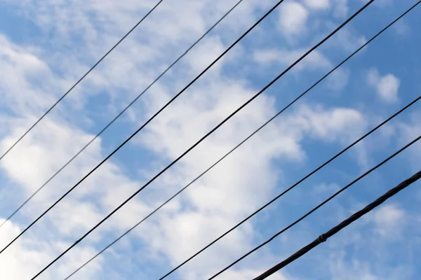 Elektrischer Draht gegen den Himmel — Stockfoto