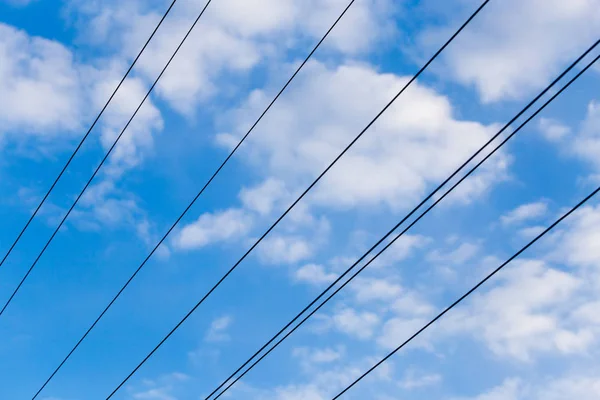 Elektrisk tråd mot himlen — Stockfoto