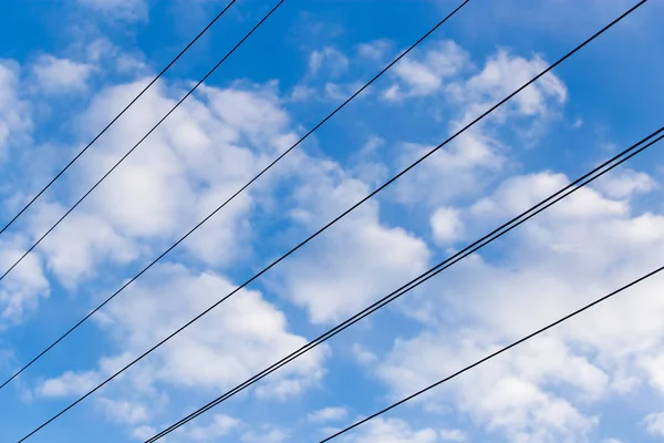 Elektrisk tråd mot himlen — Stockfoto