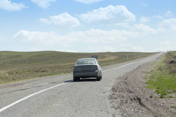 Auto op de asfaltweg — Stockfoto