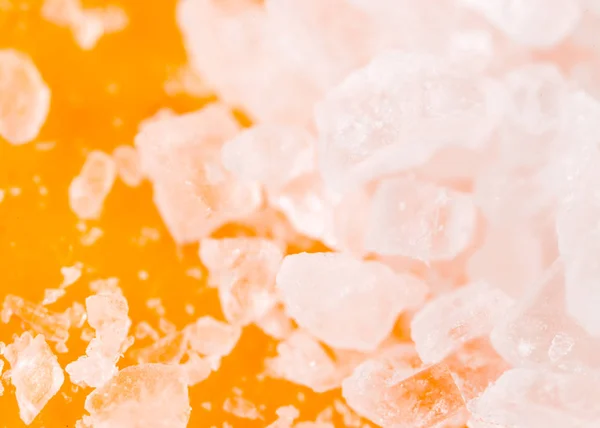 Salt på en orange bakgrund. makro — Stockfoto