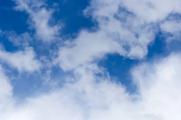Hermosas nubes en un cielo azul — Foto de Stock