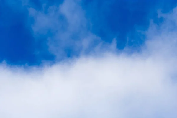 Nubes en el cielo azul —  Fotos de Stock