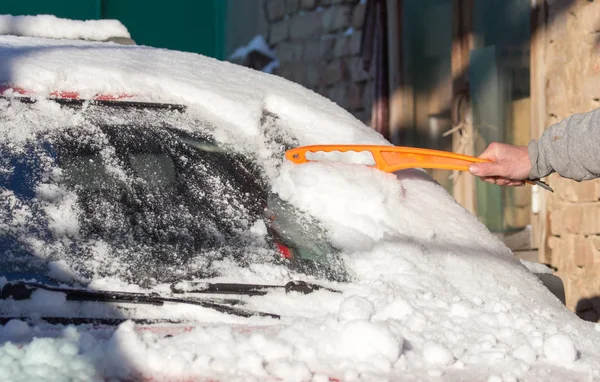 Raschiando la neve dall'inverno dell'automobile — Foto Stock