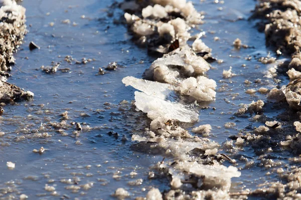 Nieve y hielo en el camino —  Fotos de Stock