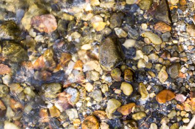 arka plan olarak su altında renkli taşlar