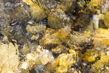 arka plan olarak su altında renkli taşlar