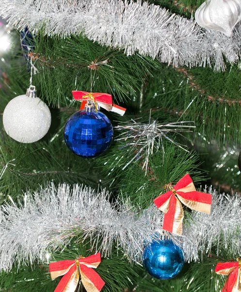 Juguete en el árbol de Navidad para el Año Nuevo —  Fotos de Stock