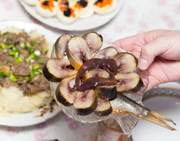 Pesce tagliato nel piatto a mano — Foto Stock