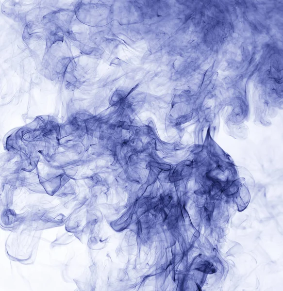 Fumo blu su sfondo bianco. inversione — Foto Stock