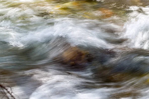 山の川の水を背景に — ストック写真