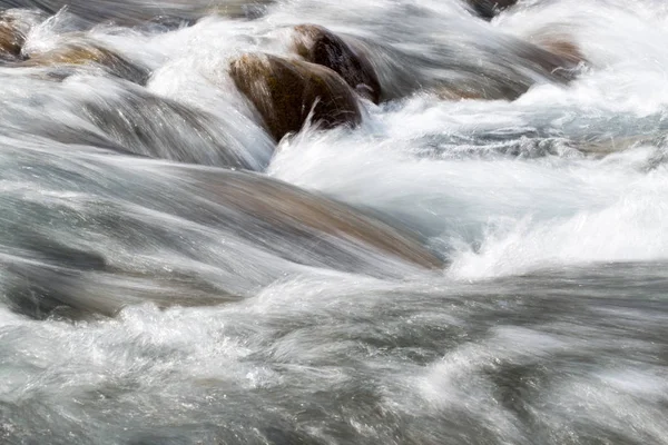 Bir arka plan olarak dağ nehir suyundaki dalgalı su — Stok fotoğraf