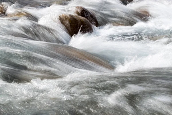 Acqua agitata nelle acque del fiume di montagna come sfondo — Foto Stock