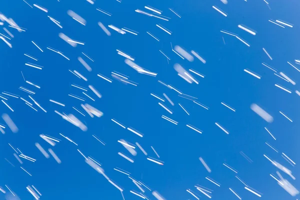 Капли дождя на фоне голубого неба — стоковое фото