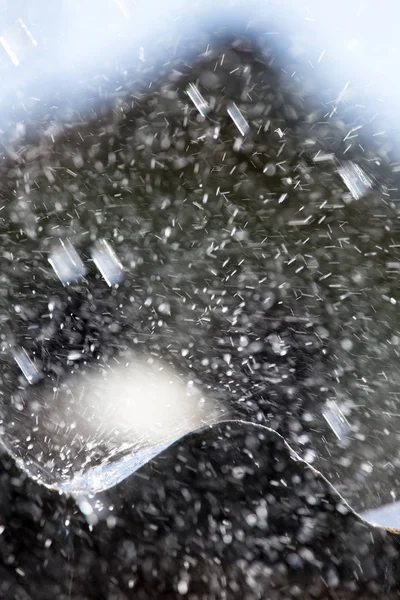 Lluvia de tormenta en el techo de la casa — Foto de Stock