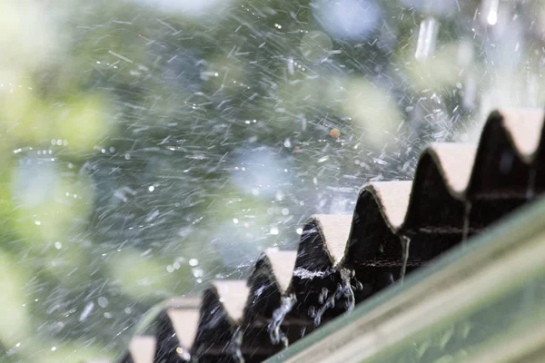 Storm regn på taket av huset — Stockfoto