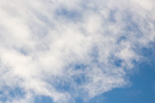 Schöne Wolken am blauen Himmel — Stockfoto