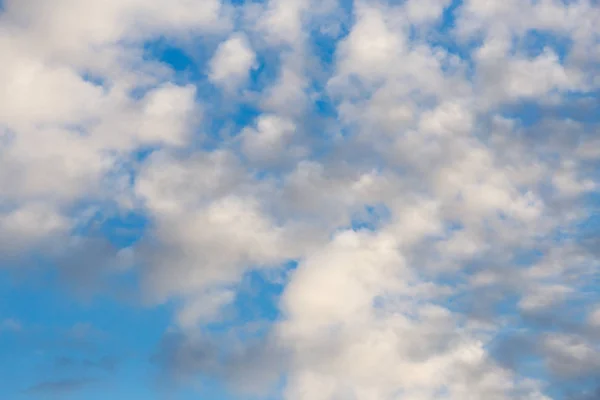 Schöne Wolken am blauen Himmel — Stockfoto