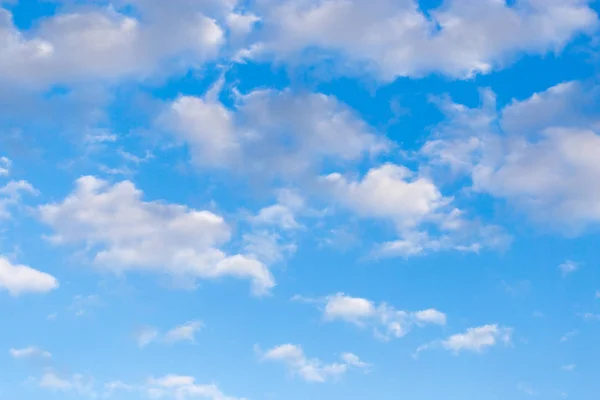 Piękne chmury na błękitnym niebie — Zdjęcie stockowe