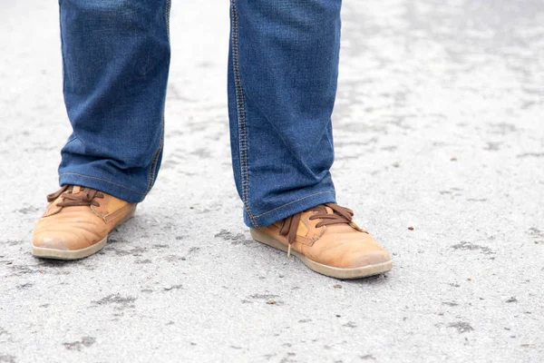 男腿牛仔裤和鞋子 — 图库照片