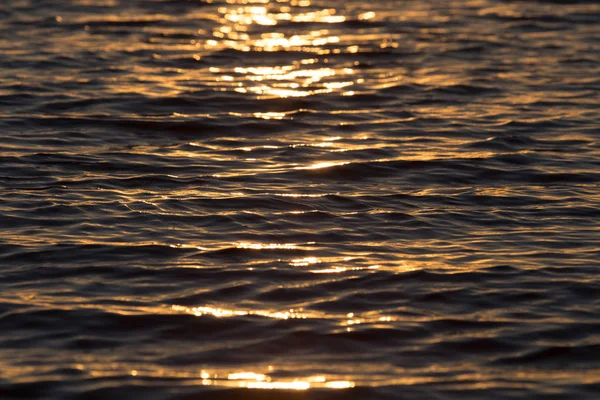 Sunset su yüzeyi parlak sorunsuz doku sıcak renk — Stok fotoğraf