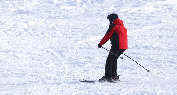 겨울에는 눈 위에서 스키를 타는 사람들 — 스톡 사진