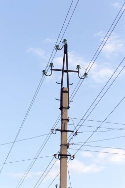 Bulut ve mavi gökyüzü karşı direk elektrik güç hattı