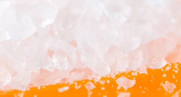 Salt på en orange bakgrund. makro — Stockfoto