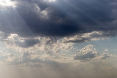 Öğleden sonra güneşinin altında güzel bulutlar