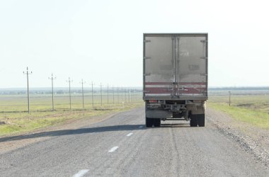 Kamyon hareket yolda