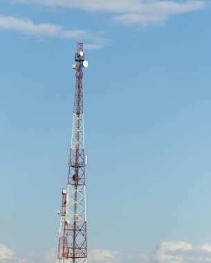 TV yayın anteni gökyüzüne karşı