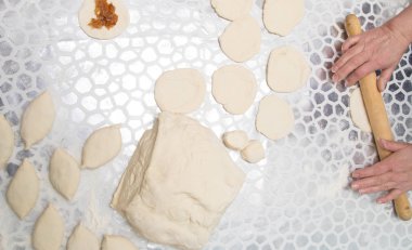 Mutfakta merdaneyle hamuru kaplıyor.