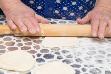 Mutfakta merdaneyle hamuru kaplıyor.
