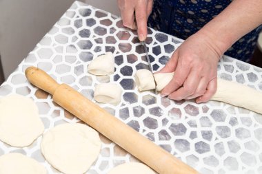 Mutfakta bir bıçakla hamur kesme