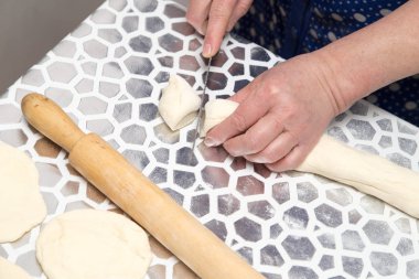 Mutfakta bir bıçakla hamur kesme