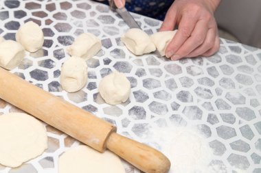 Mutfakta bir bıçakla hamur kesme