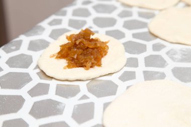 Mutfakta hamur keki pişiriyorum.