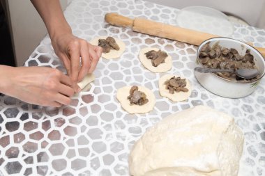 Mutfakta hamur keki pişiriyorum.