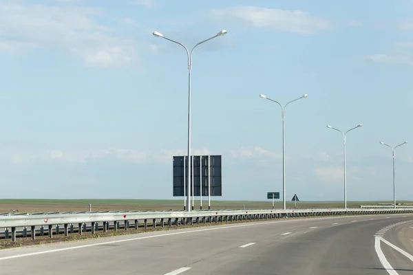 Neue Asphaltstraße in der Natur — Stockfoto