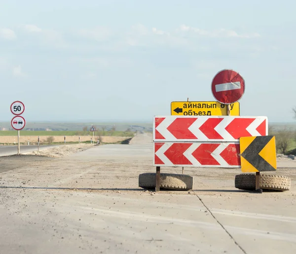 Işaret üstünde belgili tanımlık yol açma — Stok fotoğraf