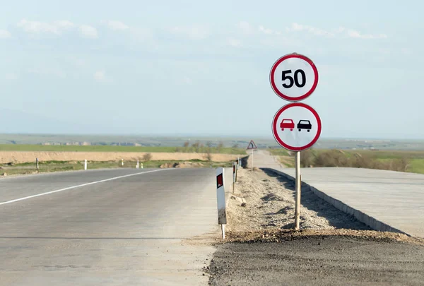 Üstünde belgili tanımlık yol işareti sollama yasak — Stok fotoğraf