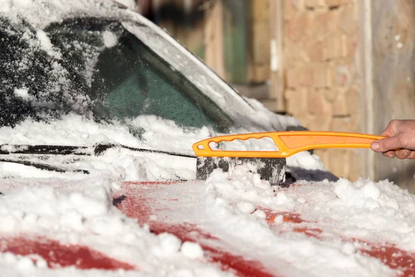 Skrapa snö från bilen vintern — Stockfoto