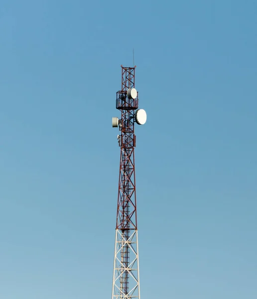 TV sänder antenn mot himlen — Stockfoto