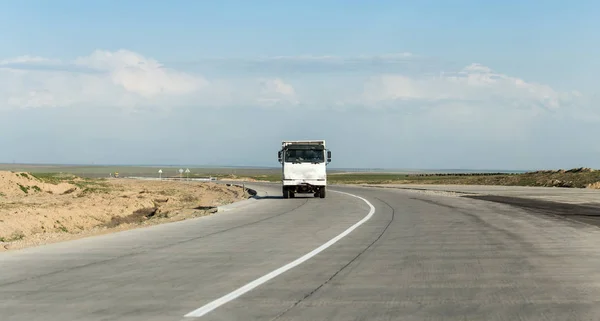 Kamyon hareket yolda — Stok fotoğraf