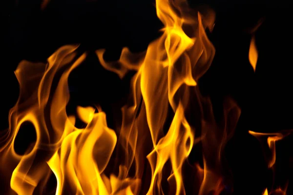 Vuur vlammen op een zwarte achtergrond — Stockfoto