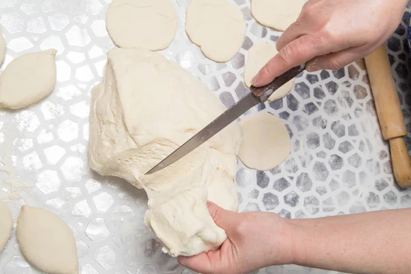 Cortar la masa con un cuchillo en la cocina — Foto de Stock