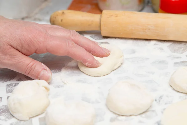 Cocinar pasteles de la masa en la cocina — Foto de Stock