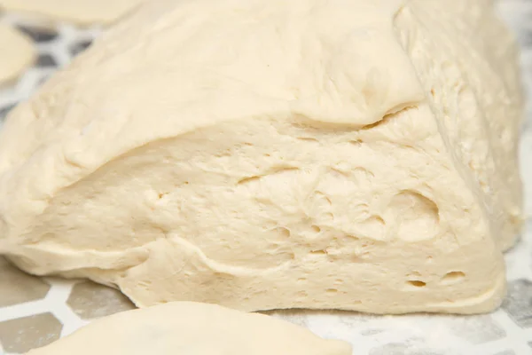 Deeg voor het koken in de keuken — Stockfoto