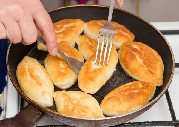 Galettes de nourriture dans une poêle — Photo