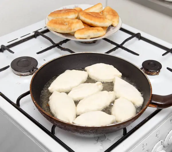 Patatas de comida en una sartén — Foto de Stock